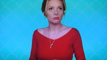 El suéter rojo big v-neck usado por Roxane (Charlie Bruneau) en En Famille del 1.7.2019