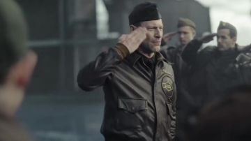 L'écusson d'escadrille Wright sur le blouson porté par le Lieutenant Colonel Jimmy Doolittle (Aaron Eckhart) dans Midway