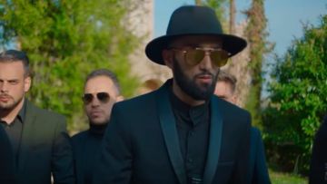 La veste de costume noire portée par Niro dans son clip Kim Jong-il avec Ninho