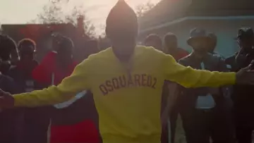 The sweatshirt yellow Dsquared2 de Niro in his clip Kim Jong-il with Ninho