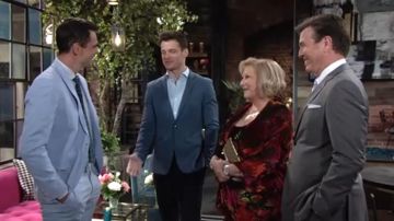 Caroline Rose Plus Size Evening Bouquet Velvet Burnout Cardigan usado por Beth Maitland como se ve en The Young and the Restless JUNIO 5, 2019