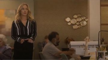 Karen Millen  High-Waisted Pencil Skirt worn by Jen Harding (Christina Applegate) in Dead to Me (S01E01)