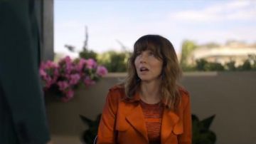 Cinq un Sept Salma Top usado por Judy Hale (Linda Cardellini) en Dead to Me (S01E01)