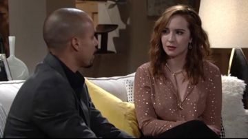 BCBGeneration Metallic Star Tie-Front Blusa usada por Camryn Grimes como se ve en The Young and the Restless JUNIO 6, 2019