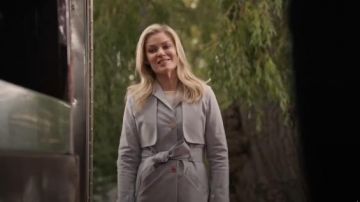 Ted Baker Pétoncle Détail Trench porté par Kylee Evans dans une Bonne Sorcière (S05E05)