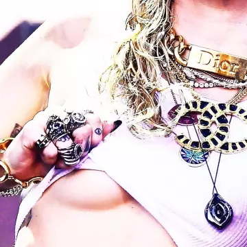 Le collier Dior plaqué or porté par Miley Cyrus sur son compte Instagram @mileycyrus