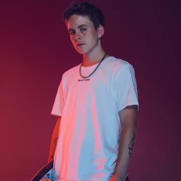 Le t-shirt Katnip Clothing de Lacey Baker sur le compte Instagram de @mileycyrus