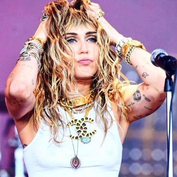 Le collier Chanel porté par Miley Cyrus sur son compte Instagram @mileycyrus