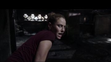 Camiseta de cuello rubio v usada por Haley Keller (Kaya Scodelario) como se ve en Crawl