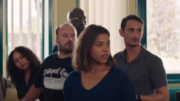 Le pull bleu à manches longues col V porté par Zita Hanrot dans La Vie scolaire