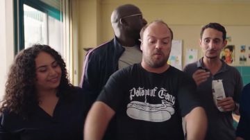 Le t-shirt noir imprimé Hot-Dog Patapouf Gang porté par Alban Ivanov dans La Vie scolaire