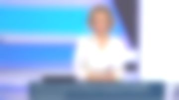 Vestido corto blanquecino de Caroline Roux con cuello floral de Caroline Roux en C dans l'air el 02.07.2019