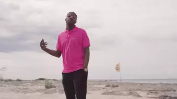 Le polo rose de Ninho dans son clip Mamacita