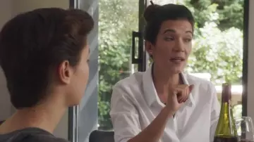 La camisa blanca de manga larga de Mélanie Doutey en Donne moi des ailes