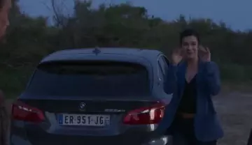 El blazer azul marino que lleva Paola (Mélanie Doutey) en Give Me Wings
