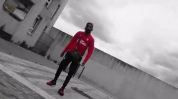 La camiseta roja de Puma del Ac Milan usada por DA Uzi en el clip De Zikxo Away from Them