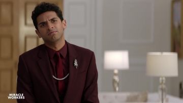 The suit jacket bordeaux of Sanjay (Karan Soni) in Miracle Workers (Season 1)