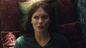 Le pull en col v vert porté par Mélanie (Ana Girardot) dans Deux moi