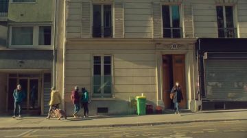 Le caban bleu nuit porté par Mélanie (Ana Girardot) dans Deux moi