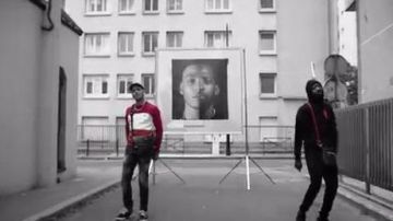 The sweatshirt Lacoste worn by Zikxo in her video clip Far away feat. DA Uzi
