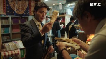 Chaqueta de traje de Takayuki Yamada con rayas delgadas en The Naked Director (Temporada 01)