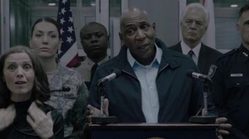 Chaqueta azul marino usada por el gobernador (Colin McFarlane) en Crawl