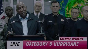 Camisa azul claro usada por el gobernador (Colin McFarlane) en Crawl