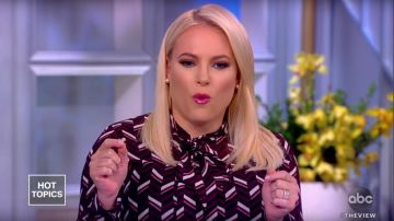 Blusa de estampado geométrico michael Kors usada por Meghan McCain en The View 27 de junio de 2019