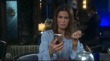 Diane von Furstenberg à Manches Longues en Crêpe de Soie trou de la Serrure Chemisier porté par l'Espérance Brady (Kristian Alfonso) comme on le voit dans les Jours de Notre Vie le 28 juin 2019