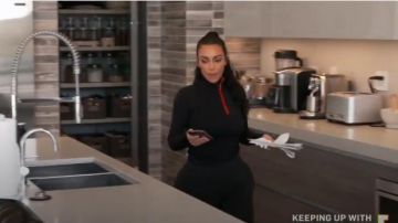 Prada col Roulé Pull Demi Zip porté par Kim Kardashian West de Garder en Place avec les Kardashians (S16E12)