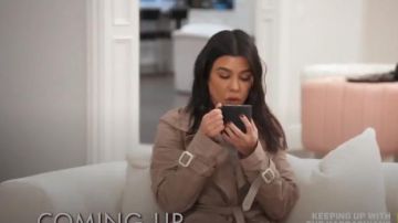 Marc Jacobs Redux Grunge Gabardina de cuerpo entero usada por Kourtney Kardashian en Keeping Up with the Kardashians (S16E12)