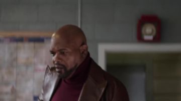 Ox-blood Turtleneck Sweater worn by John Shaft (Samuel L. Jackson) in Shaft