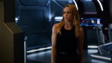 Aritzia Talula Wiltona Tank usado por Sara Lance (Caity Lotz) en DC's Legends of Tomorrow (S04E01)