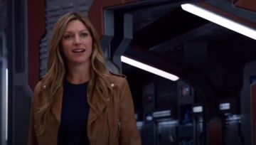 Chaqueta de moto de cuero lavado Madewell usada por Ava Sharpe (Jes Macallan) en Legends of Tomorrow de DC (S04E04)