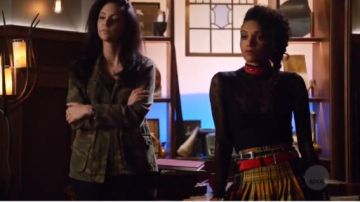 Zara Patchwork Mini Jupe portée par Amaya Jiwe (Maisie Richardson-Sellers) dans DC Légendes de Demain (S04E07)