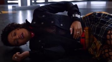 Zara Patchwork Mini Jupe portée par Amaya Jiwe (Maisie Richardson-Sellers) dans DC Légendes de Demain (S04E08)