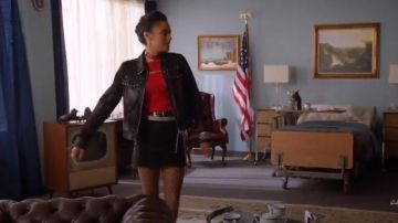 Topshop Leopard Print Bande Jupe en jean porté par Amaya Jiwe (Maisie Richardson-Sellers) dans DC Légendes de Demain (S04E10)