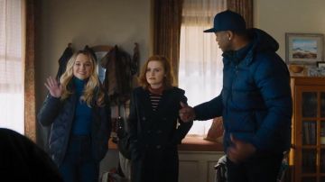 The bomber jacket bomber quilted of Young Bethany (Madison Iseman) in Jumanji : Welcome to the Jungle 2