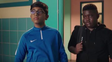 Le sweatshirt de survêtement bleu Nike porté par le jeune garçon dans La Vie scolaire