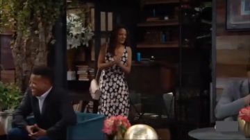 Diane von Furstenberg Naya s'Habiller en Kimono Feuille Petit Nouveau de la Marine porté par Eva LaRue comme on le voit dans les Jeunes et Les Agités du 2 JUILLET 2019