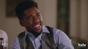 Chaleco a cuadros gris usado por Craig (Brandon Mychal Smith) en Four Weddings and a Funeral (Temporada 1)