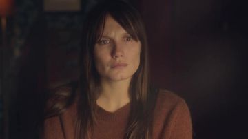 Le pull marron de Mélanie (Ana Girardot) dans Deux moi