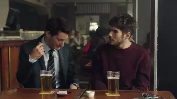 La cravate rayée portée par Pierre Niney dans Deux moi