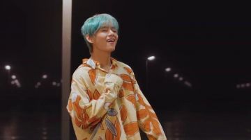 La chemise jaune à fleurs oranges Jacquemus de V dans le clip Lights des BTS