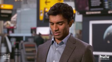 The shirt sky blue Craig (Brandon Mychal Smith) in Four weddings and a funeral (Season 1)