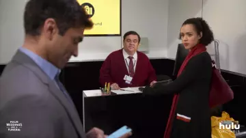 Le gilet bordeaux de Haroon (Harish Patel) dans Quatre mariages et un enterrement (Saison 1)