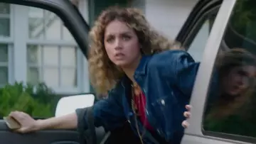 Le blouson en jean porté par Sofia Hoffman (Ana de Armas) dans The Informer