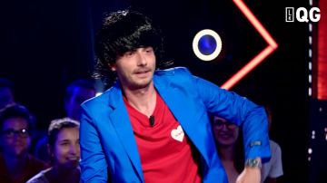 The red t-shirt, Peace of Guillaume Play in the YouTUbe video HQ 12 LABEEU & GUILLAUME PLEY with PHILIPPE LACHEAU