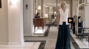 Le pantalon culotte bleu marine de Constance Brandt (Laurence Arné) dans la Ch'tite Fa­mille