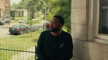 Black Crew Neck sweater worn by Romelo Reese (Anthony Anderson) in Beats